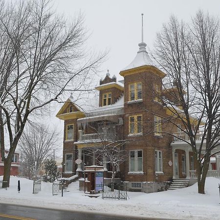 Le 100 St-Laurent Louiseville Exterior photo