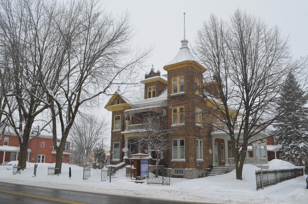 Le 100 St-Laurent Louiseville Exterior photo